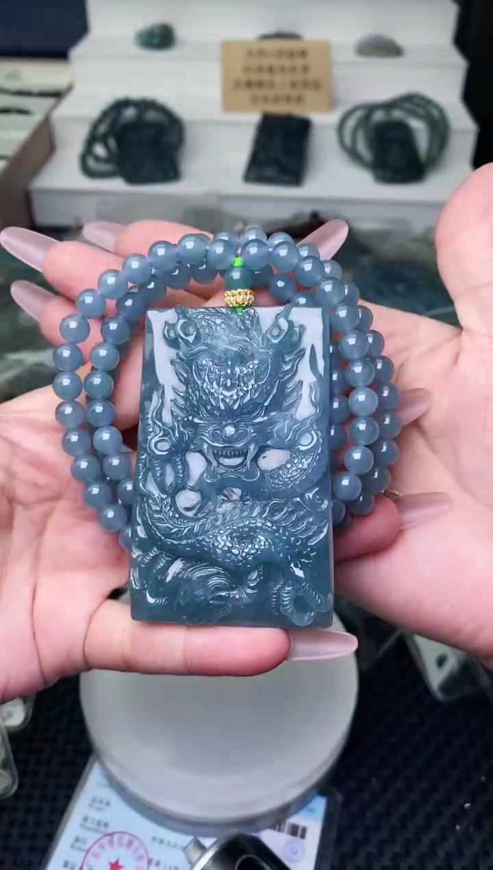 颈饰未镶嵌翡翠 