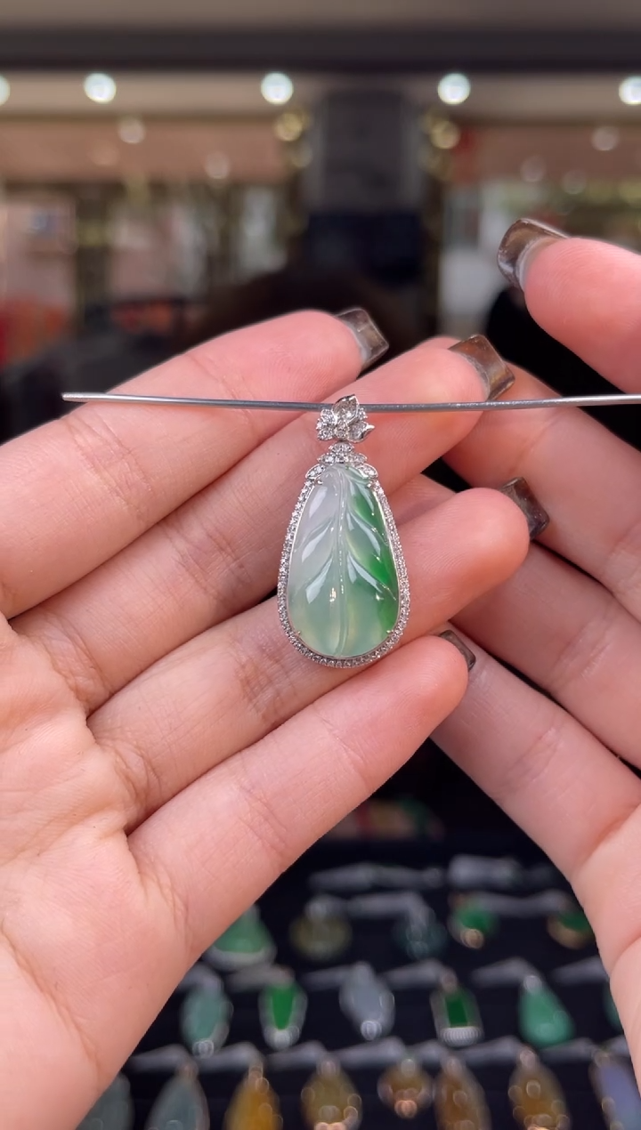 颈饰18K金镶嵌翡翠10号标签撕毁不退换