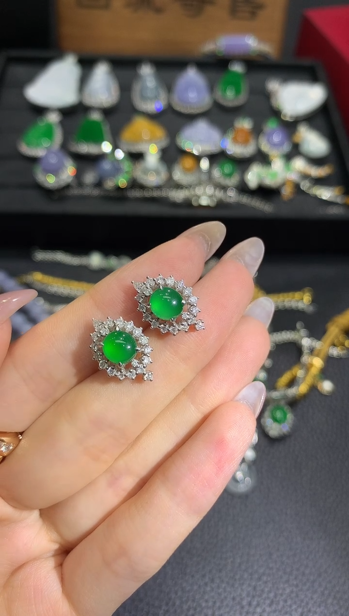 18K金镶嵌翡翠耳饰30买断