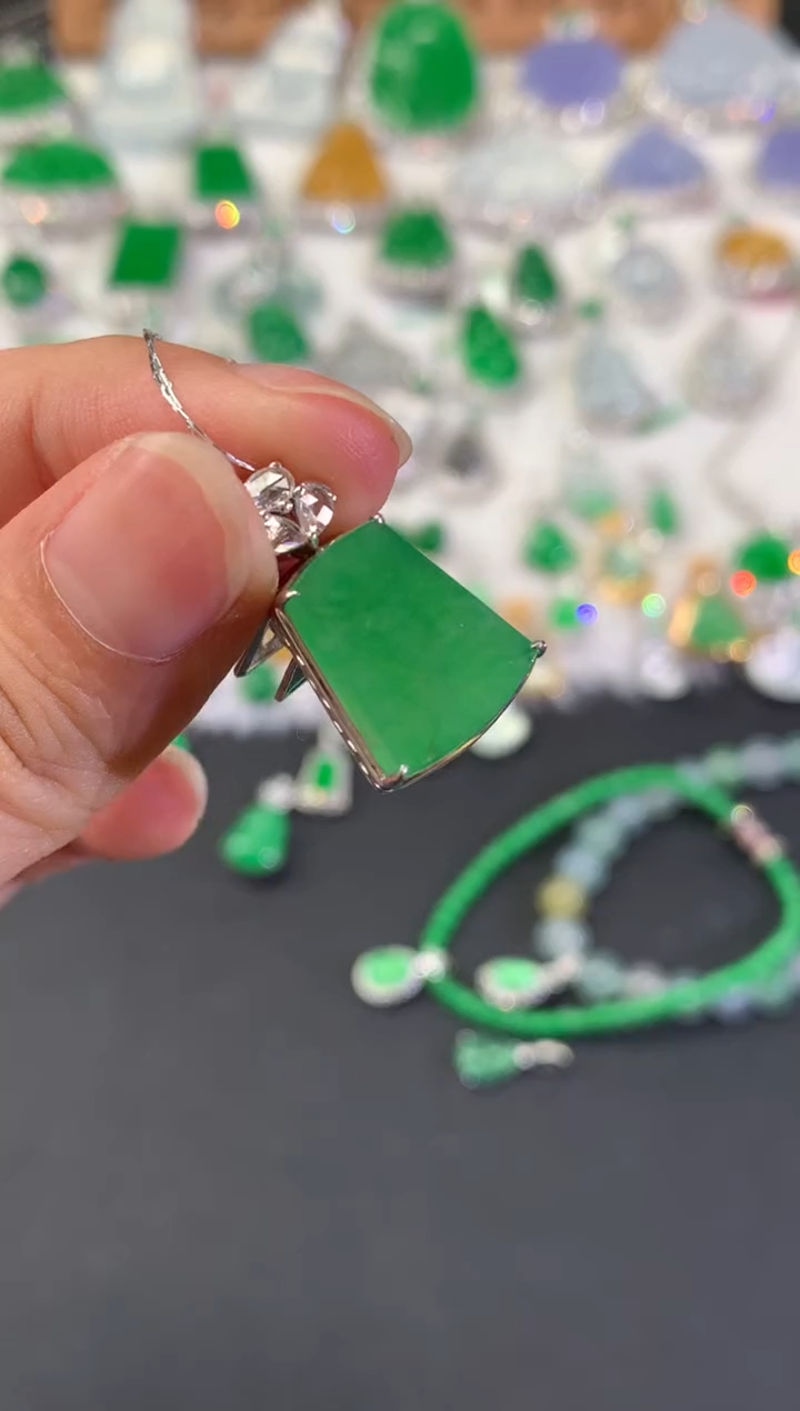 吊坠(不含链)18K金镶嵌翡翠C72|9800