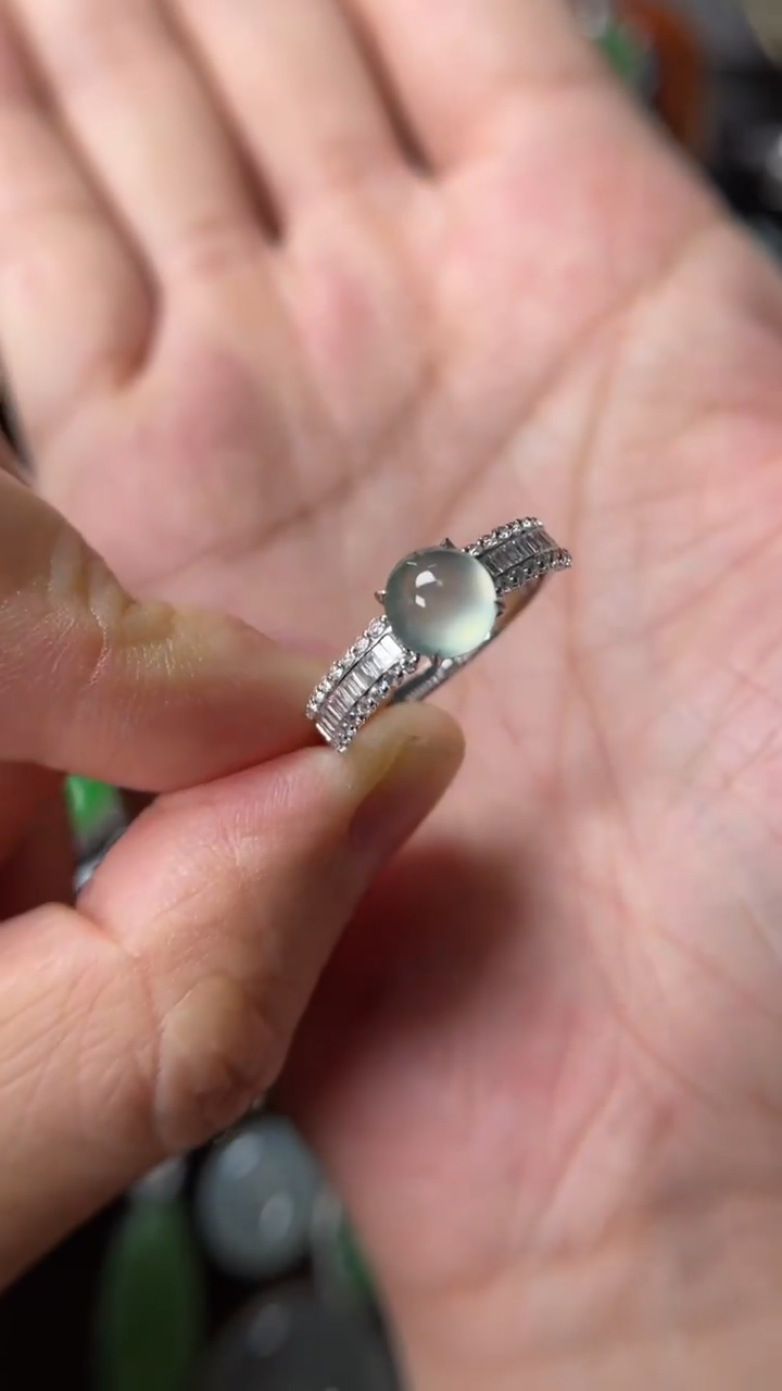 【闪购商品】翡翠戒指18K金镶嵌缅甸翡翠钻石镶嵌蛋面