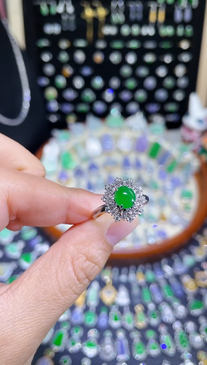 颈饰18K金镶嵌翡翠高冰胶满绿蛋面戒指