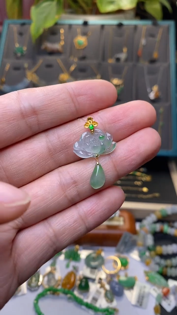 颈饰18K金镶嵌翡翠小*38022