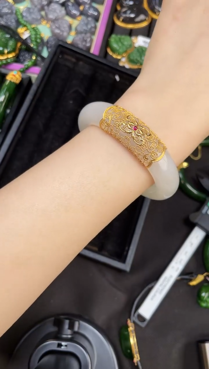 【闪购商品】和田玉手镯18K金镶嵌55多样性发一Z