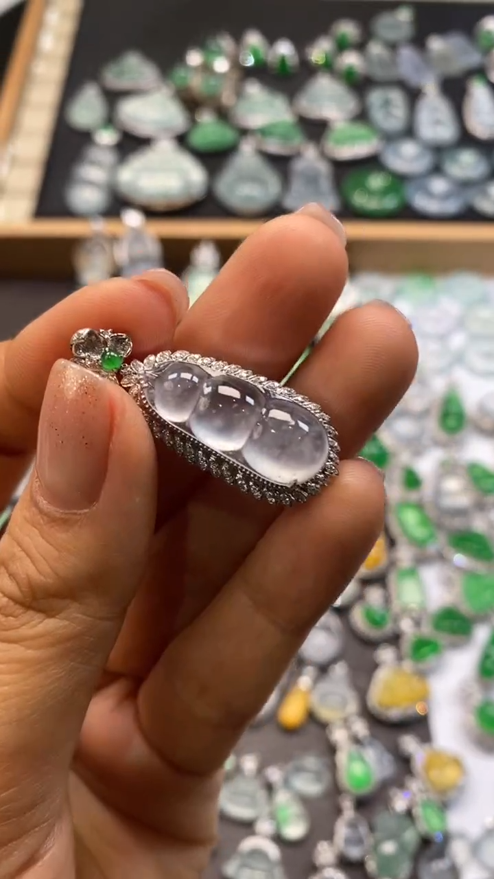 【闪购商品】翡翠吊坠(不含链)18K金镶嵌豆子