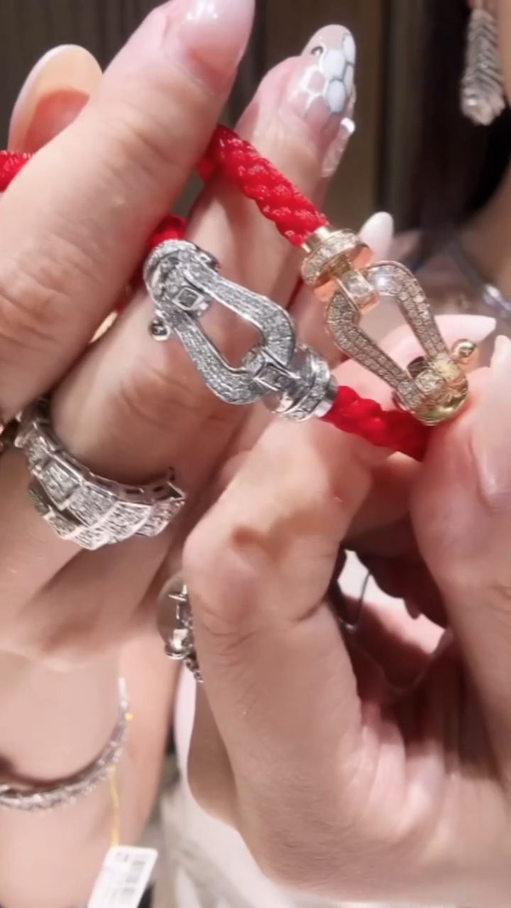 18K金镶嵌吊坠钻石满钻大号马蹄多样性发其一