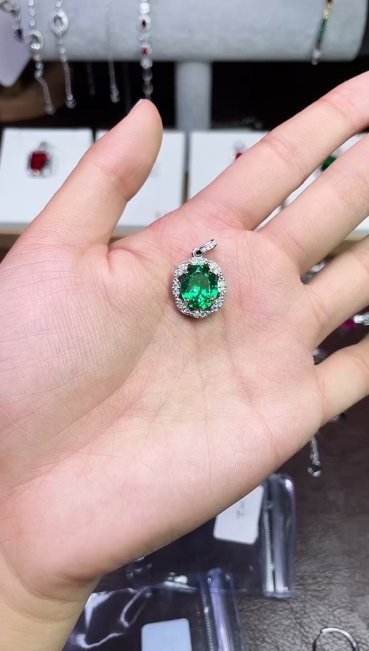 足铂镶嵌合成（培育）蓝宝石吊坠(赠链)绿宝吊坠