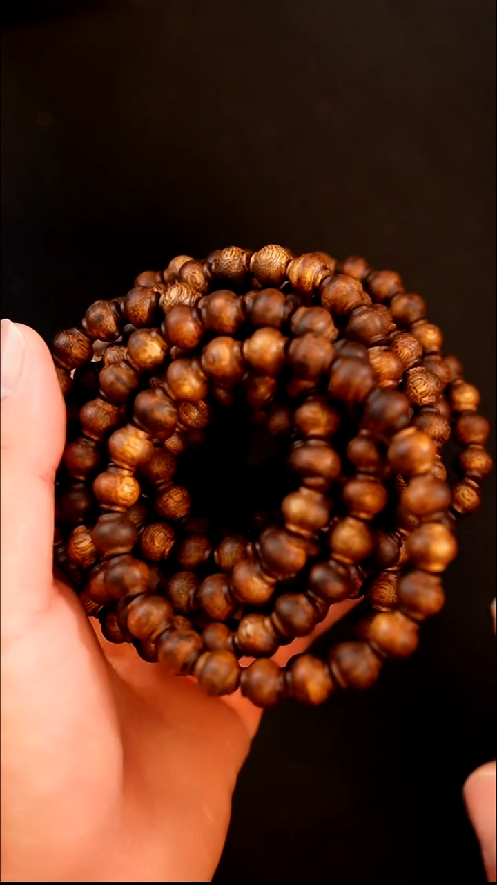 沉香手串多样性发其一  9mm莺歌绿棋楠灯笼珠单圈