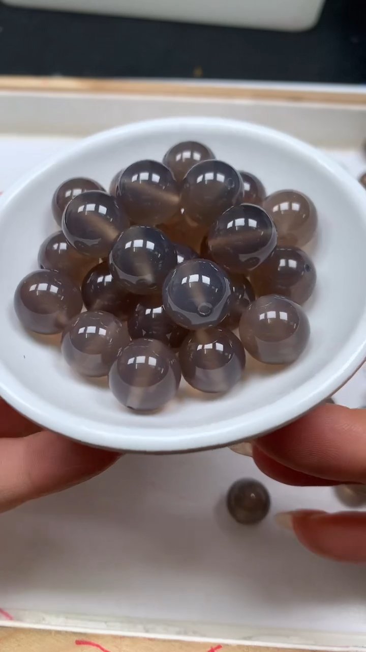 未镶嵌散珠玛瑙/玉髓A1899 冰烟灰14mm2颗7.8元