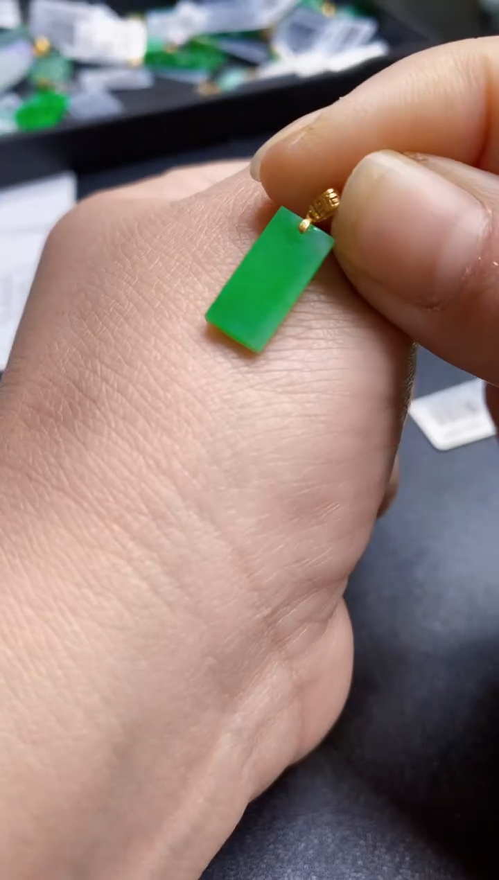 【闪购商品】翡翠颈饰18K金镶嵌吊坠