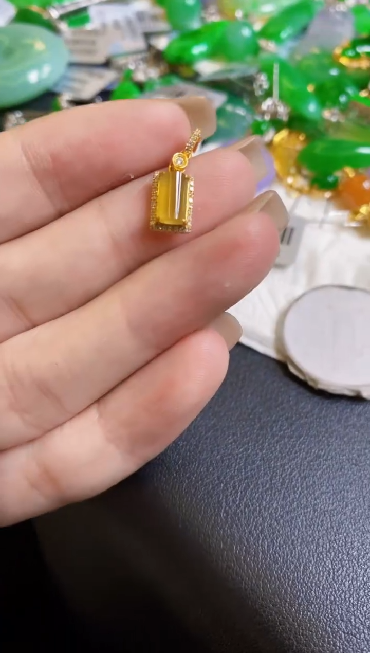 【闪购商品】定制翡翠18K金镶嵌吊坠