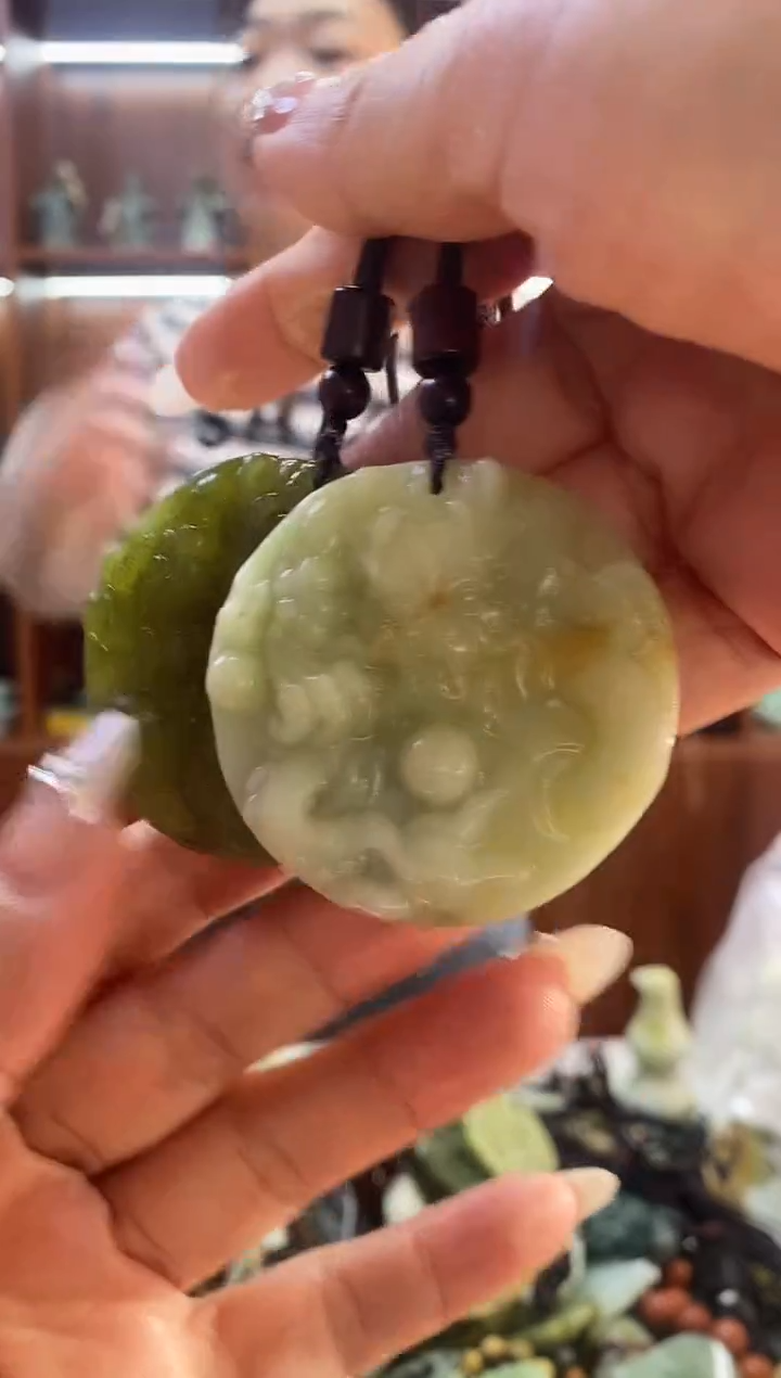 未镶嵌蛇纹石玉吊坠多样性发其中之一