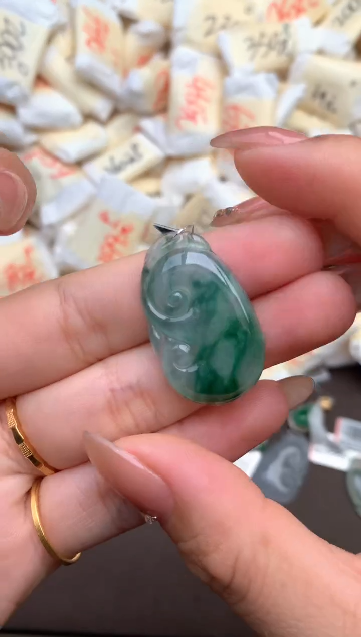 【闪购商品】翡翠挂件未镶嵌 — 