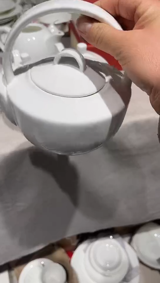 瓷白瓷提梁壶1个