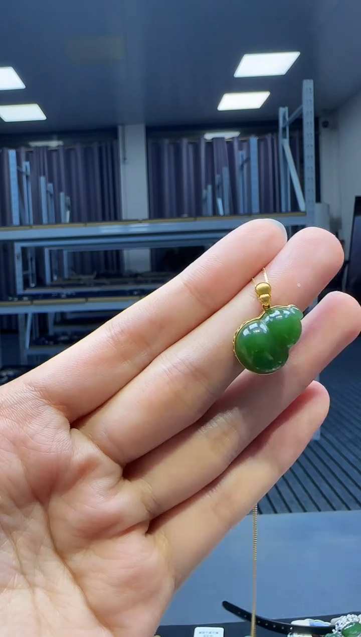 18K金镶嵌和田玉挂件 不含链