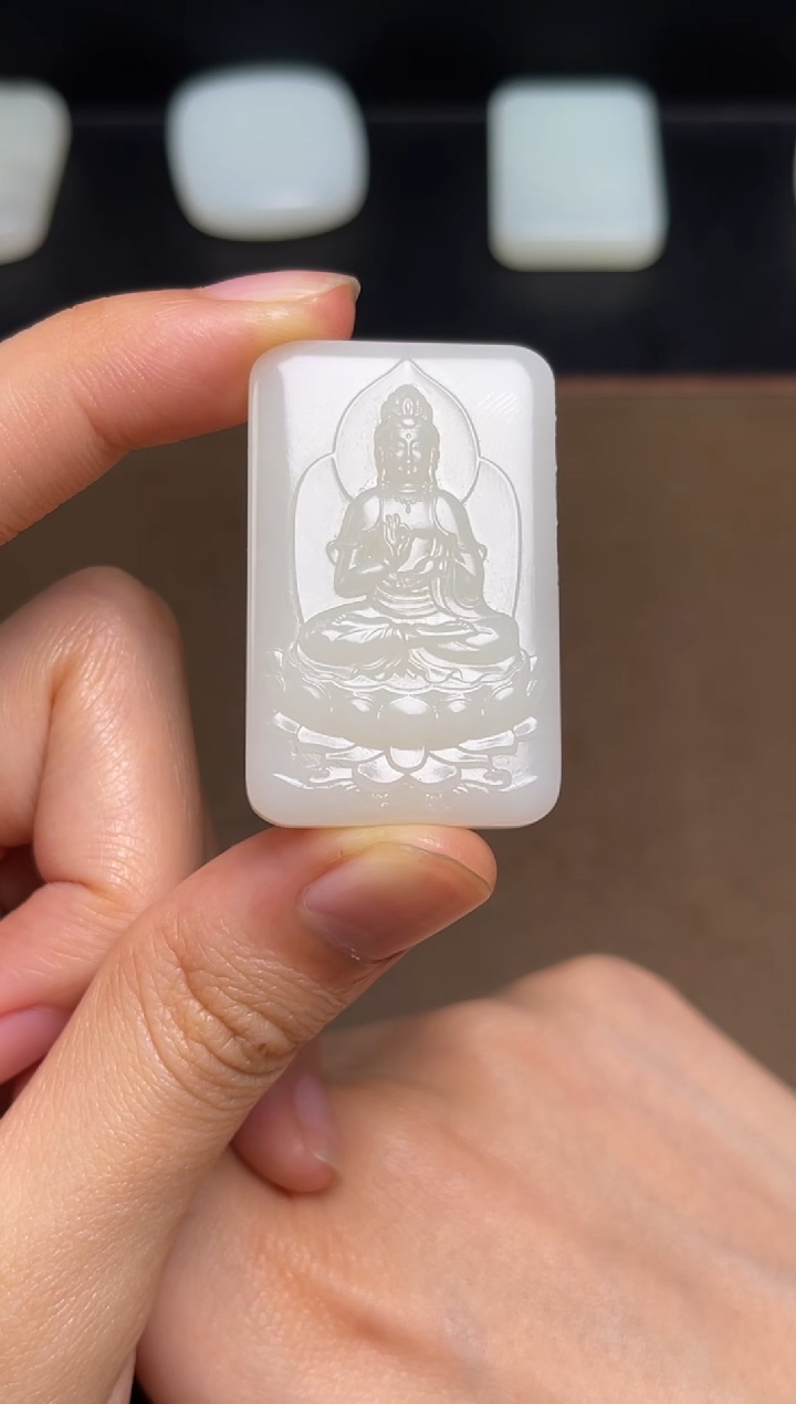 和田玉未镶嵌颈饰25 带巧雕