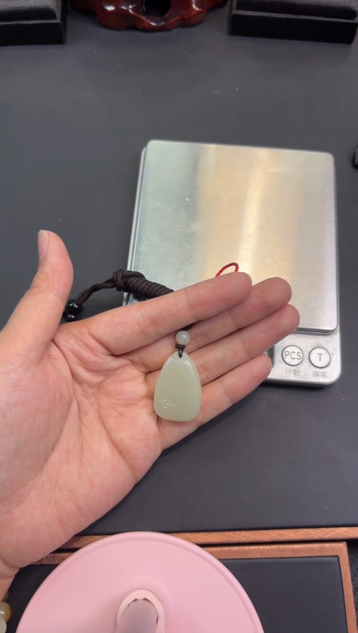 【闪购商品】和田玉吊坠(赠链)未镶嵌且末微色差迪克兰吊坠