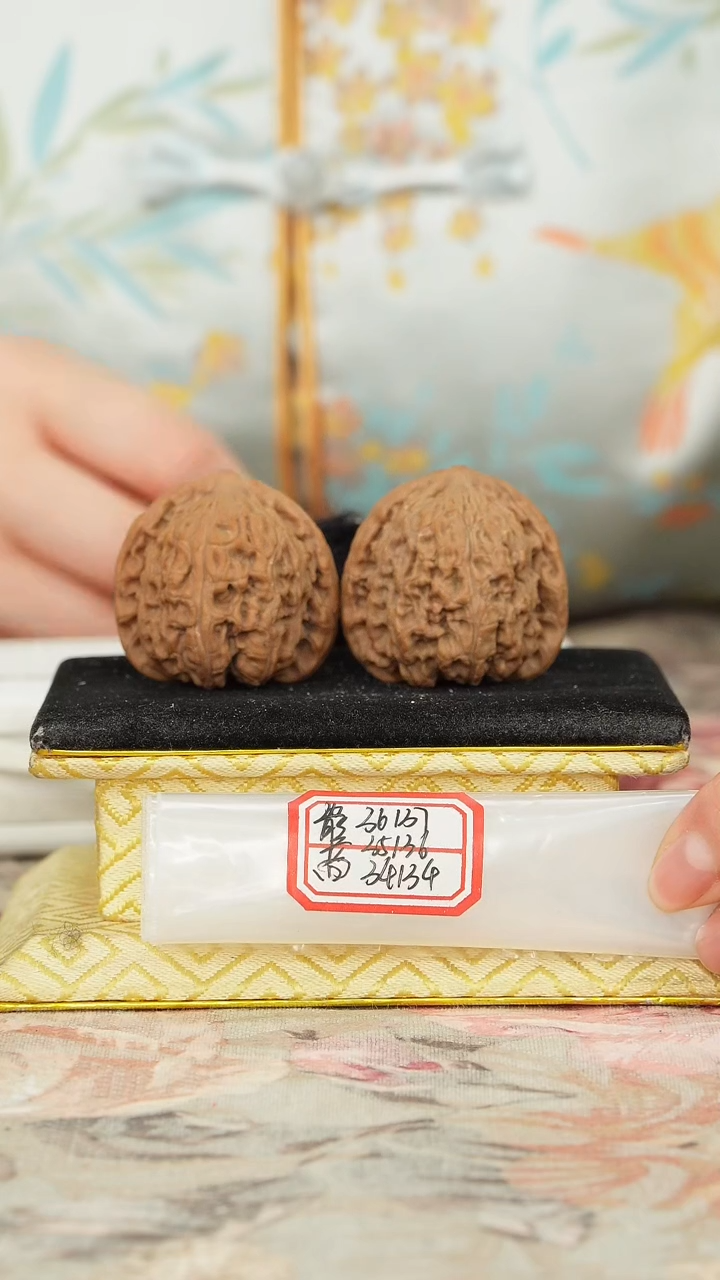 【闪购商品】文玩核桃把件密纹