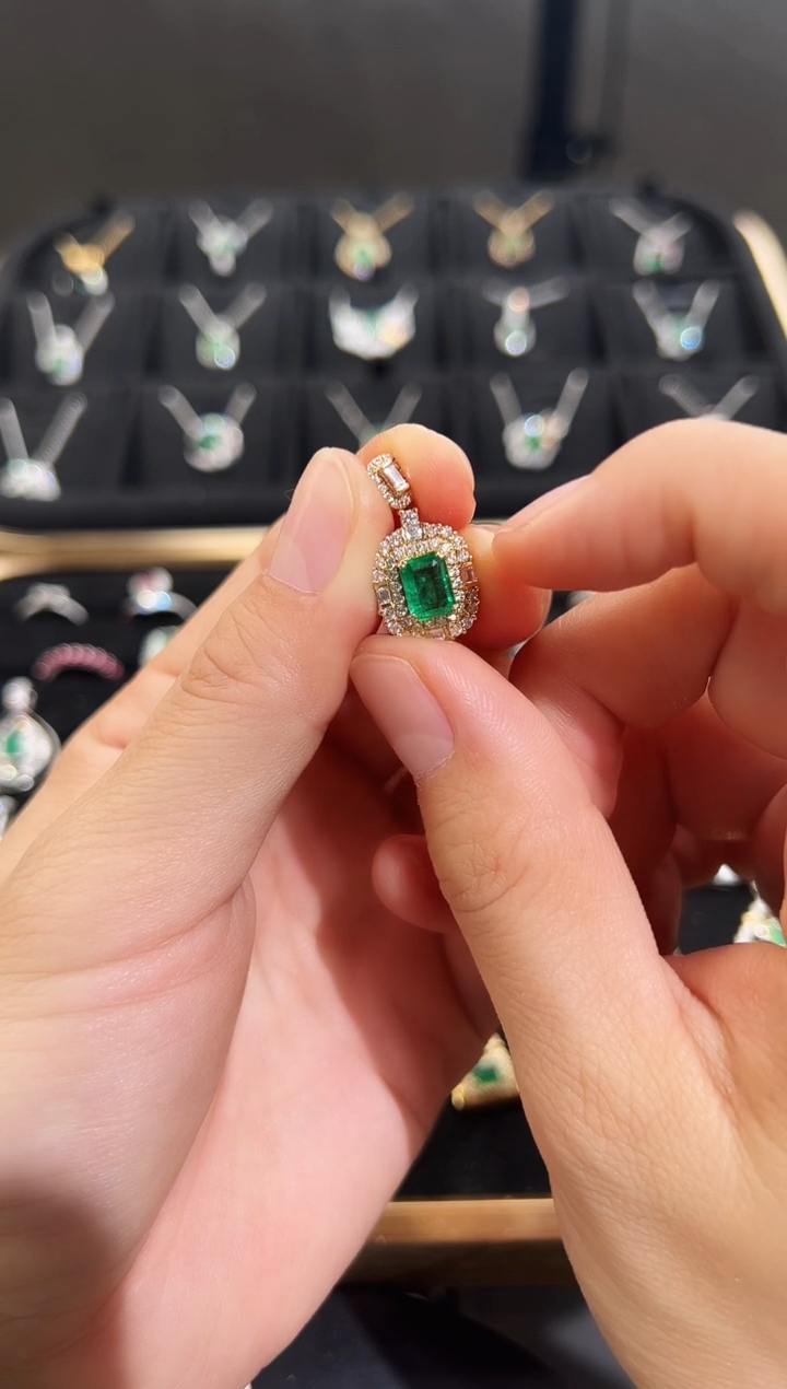 【闪购商品】祖母绿吊坠(不含链)18K金镶嵌祖母绿吊坠