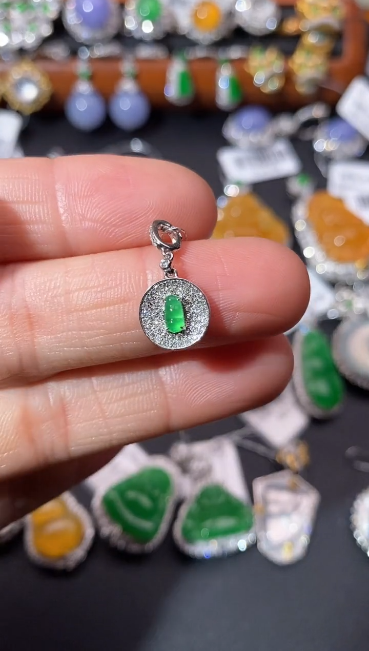 【闪购商品】翡翠颈饰18K金镶嵌吊坠