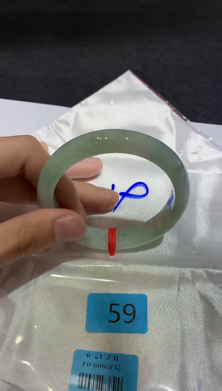 翡翠手镯未镶嵌翡翠手镯