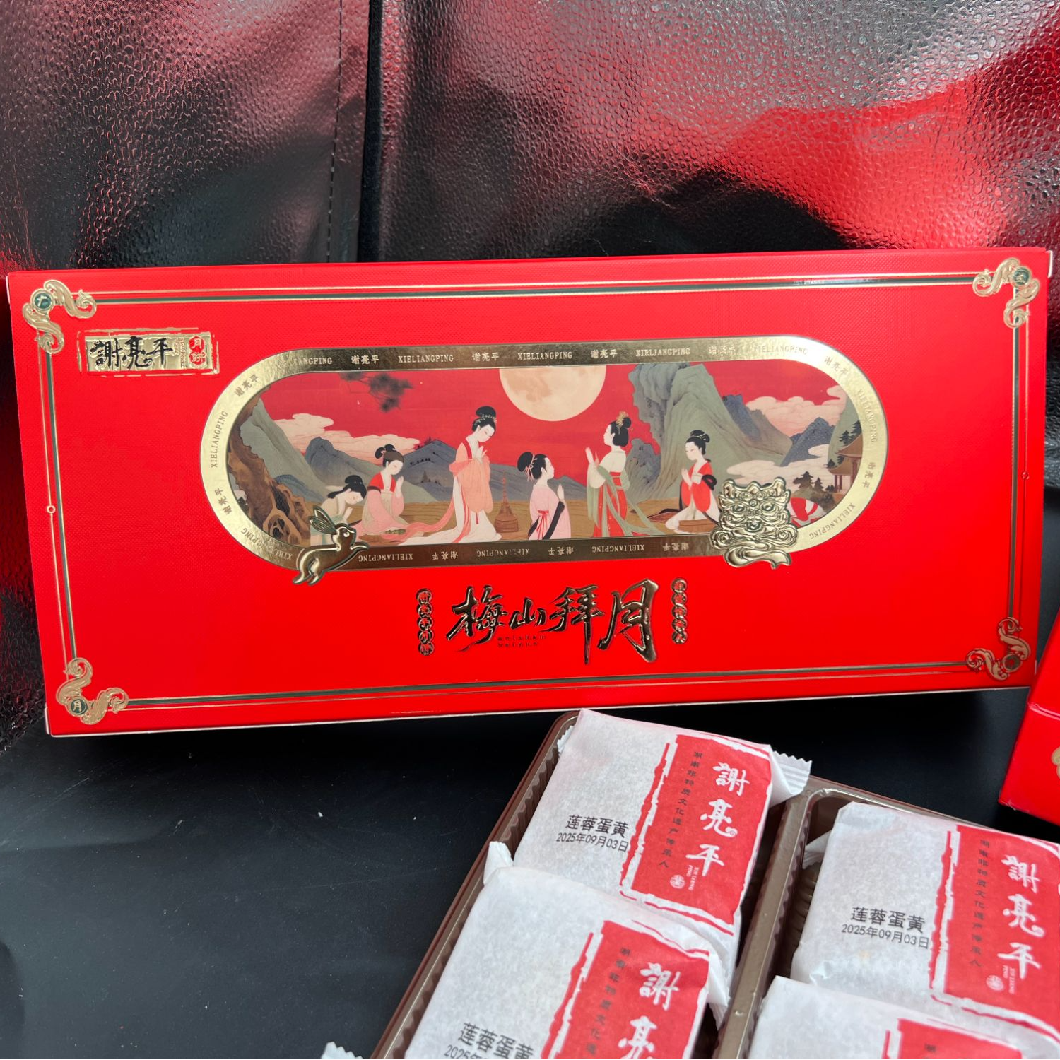谢亮平中秋节广式手工月饼枸杞核桃芝麻纯白莲蓉蛋黄月饼糕点礼盒