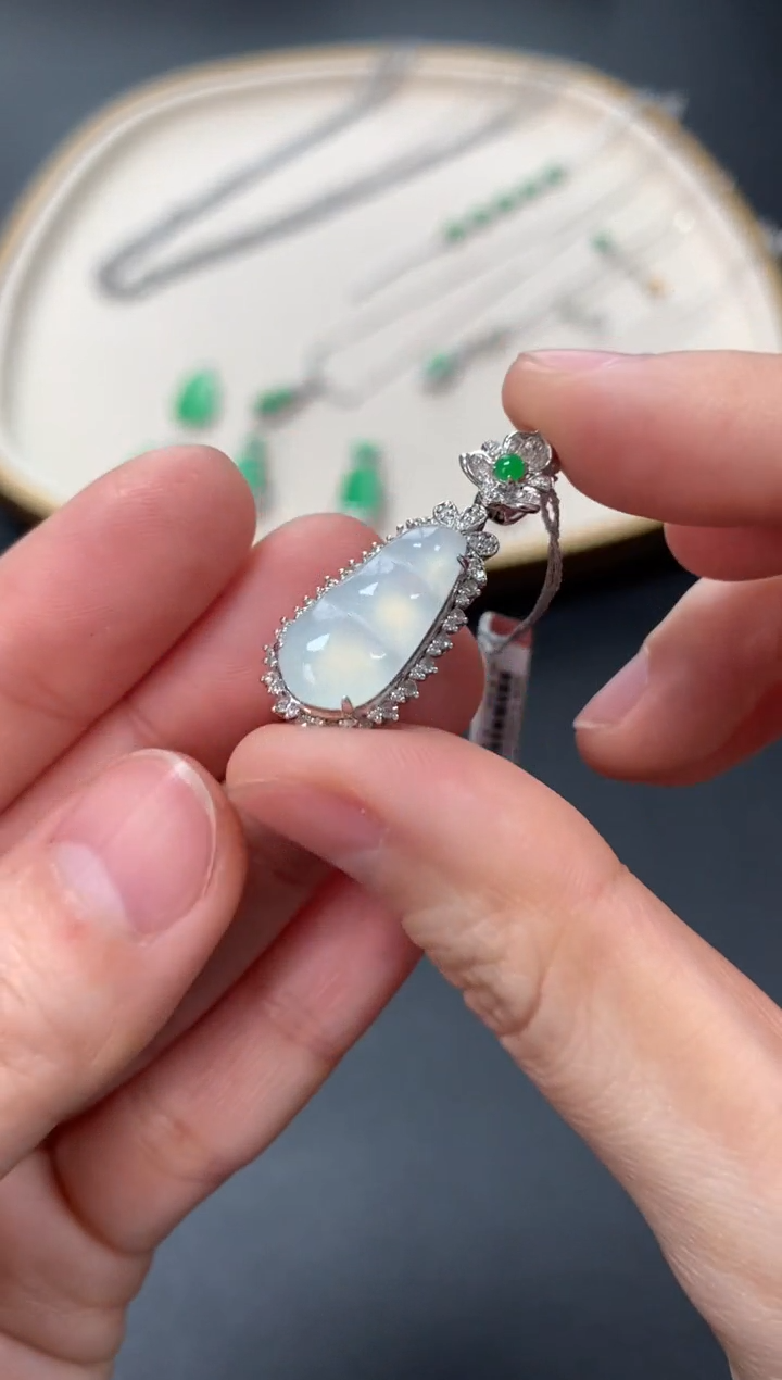 【闪购商品】翡翠吊坠(不含链)18K金镶嵌5500