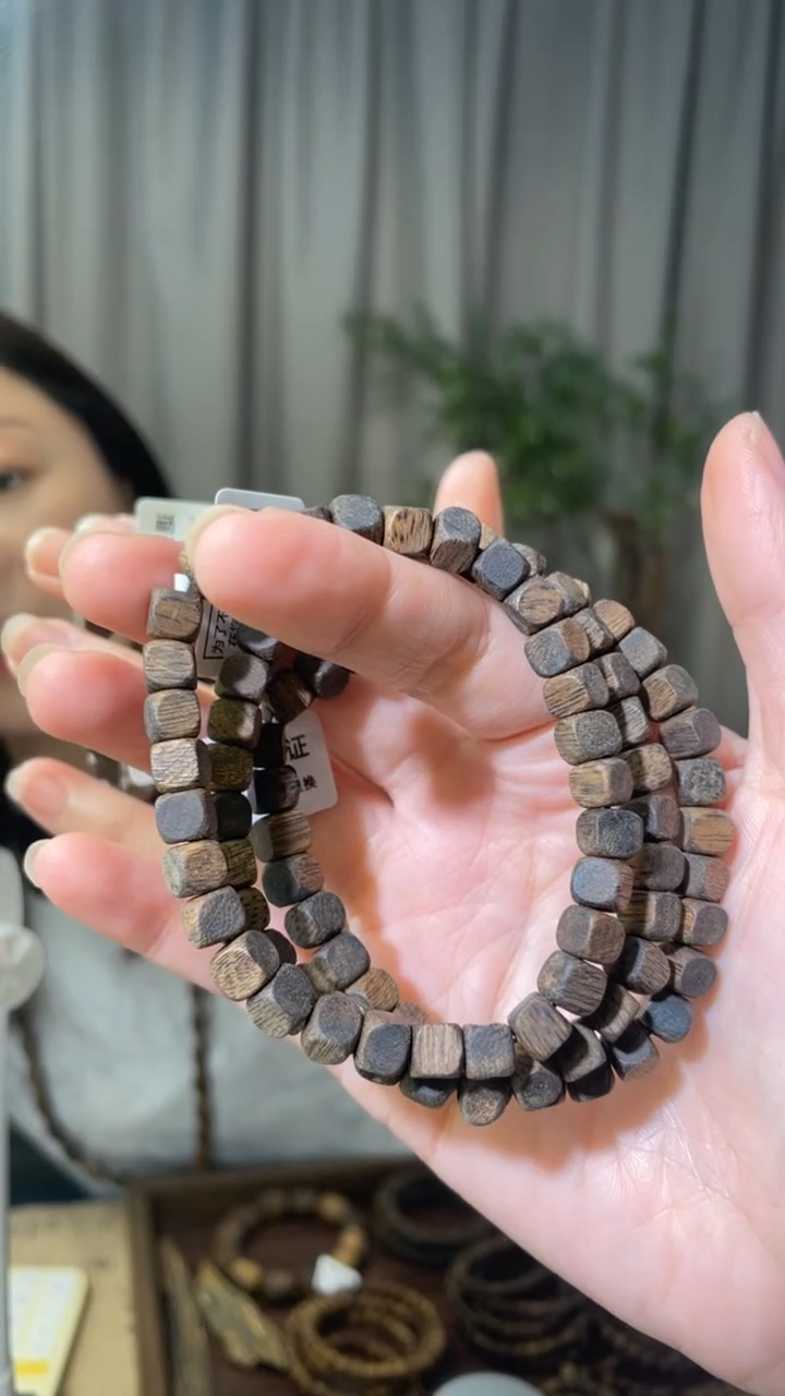 沉香手串天然沉香，虫漏方糖，假一赔四，多样性发其一