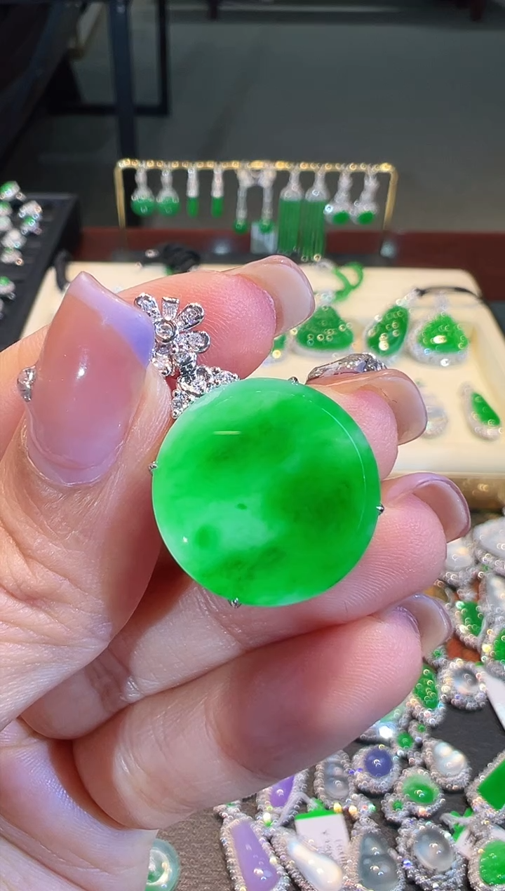 【闪购商品】翡翠吊坠(不含链)18K金镶嵌翡翠