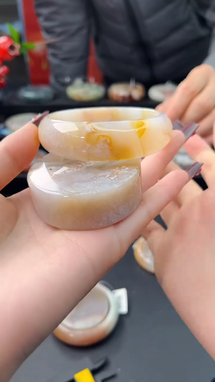 【闪购商品】石英质玉手镯未镶嵌赠送镯心（55+圈口）无证书