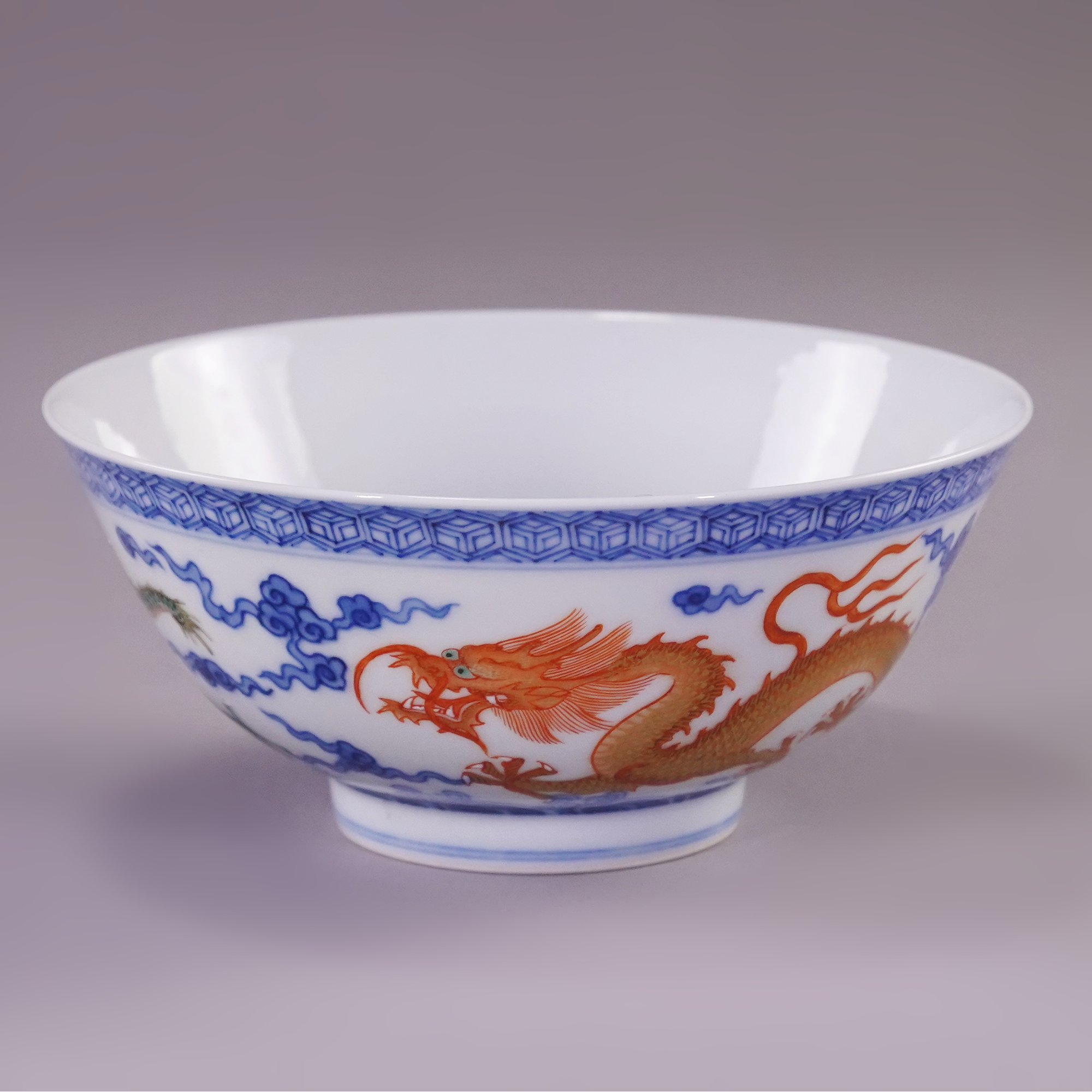 LOT2027 清咸丰青花矾红龙纹碗