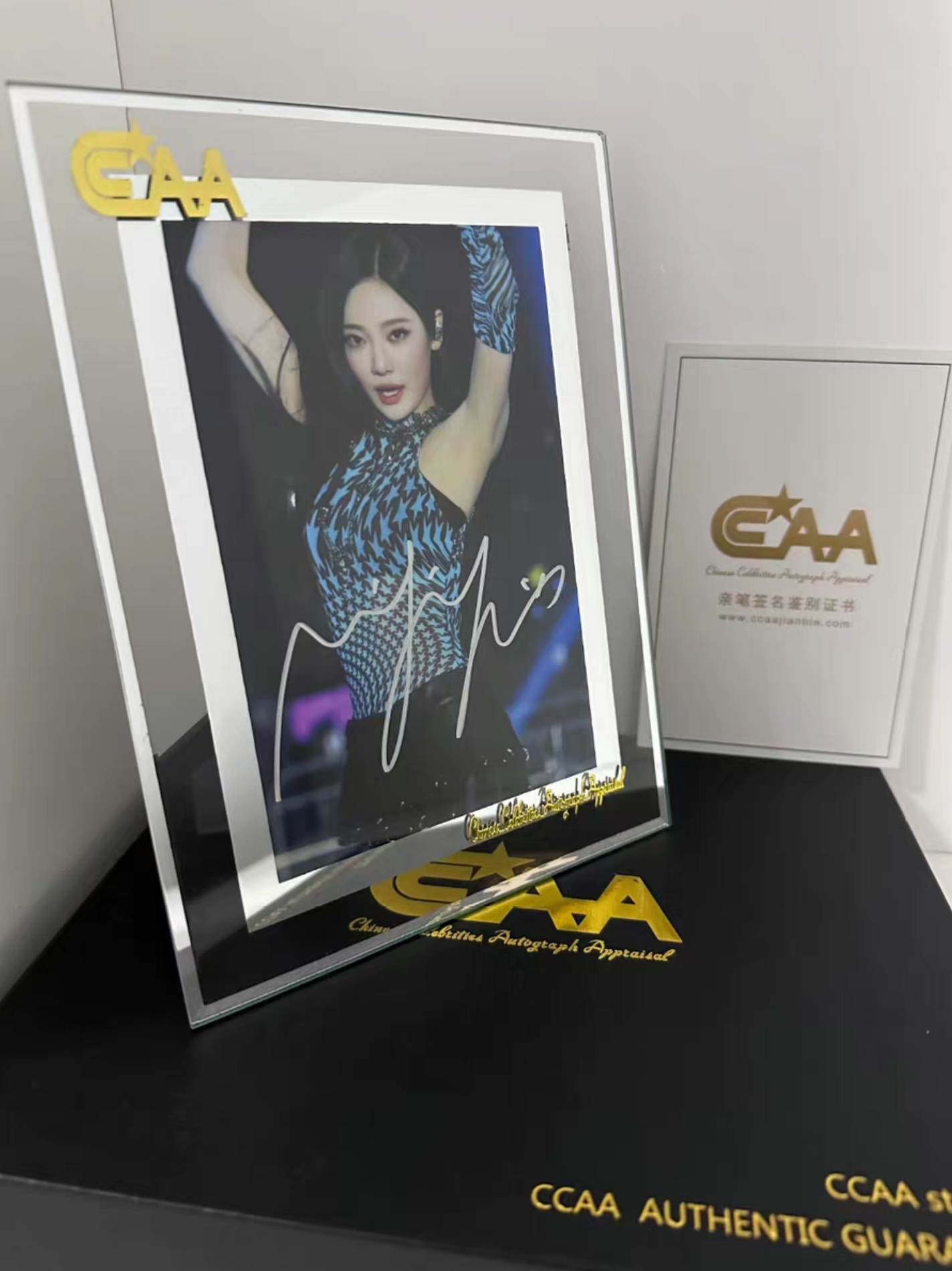 宁艺卓 亲笔签名照 精美装裱礼盒＋礼袋发货