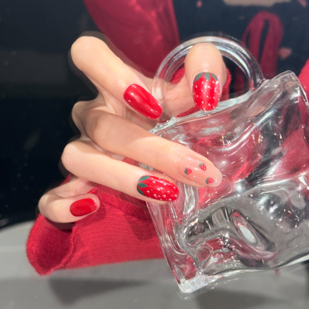 VogueTips 莓莓手工短款穿戴甲ins风红色草莓假指甲片短椭圆ZB616