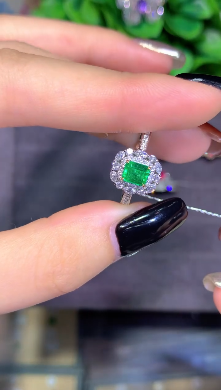 18K金镶嵌戒指祖母绿0.51ct