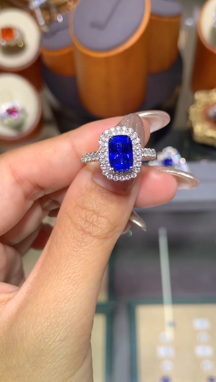 蓝宝石戒指18K金镶嵌2.2CT