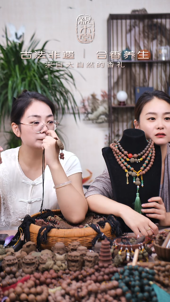 木香身丸小双狮加四颗莲花项链款