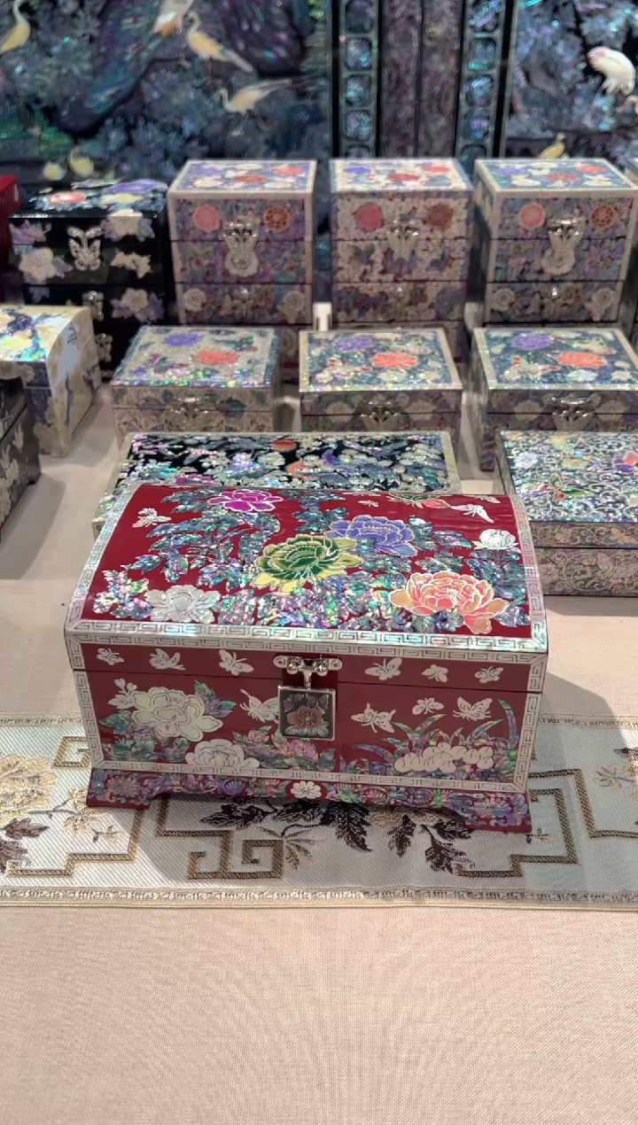 按扣·弘贝雅螺钿漆器文化馆