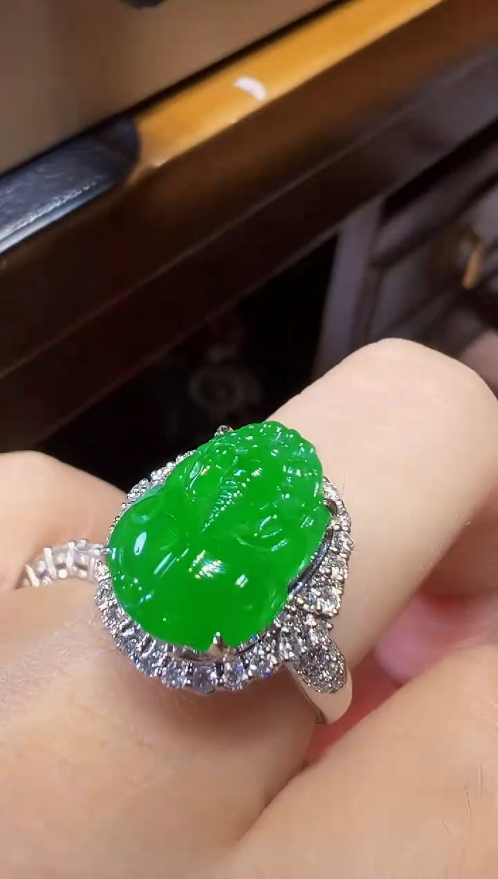 18K金镶嵌戒指翡翠貔貅