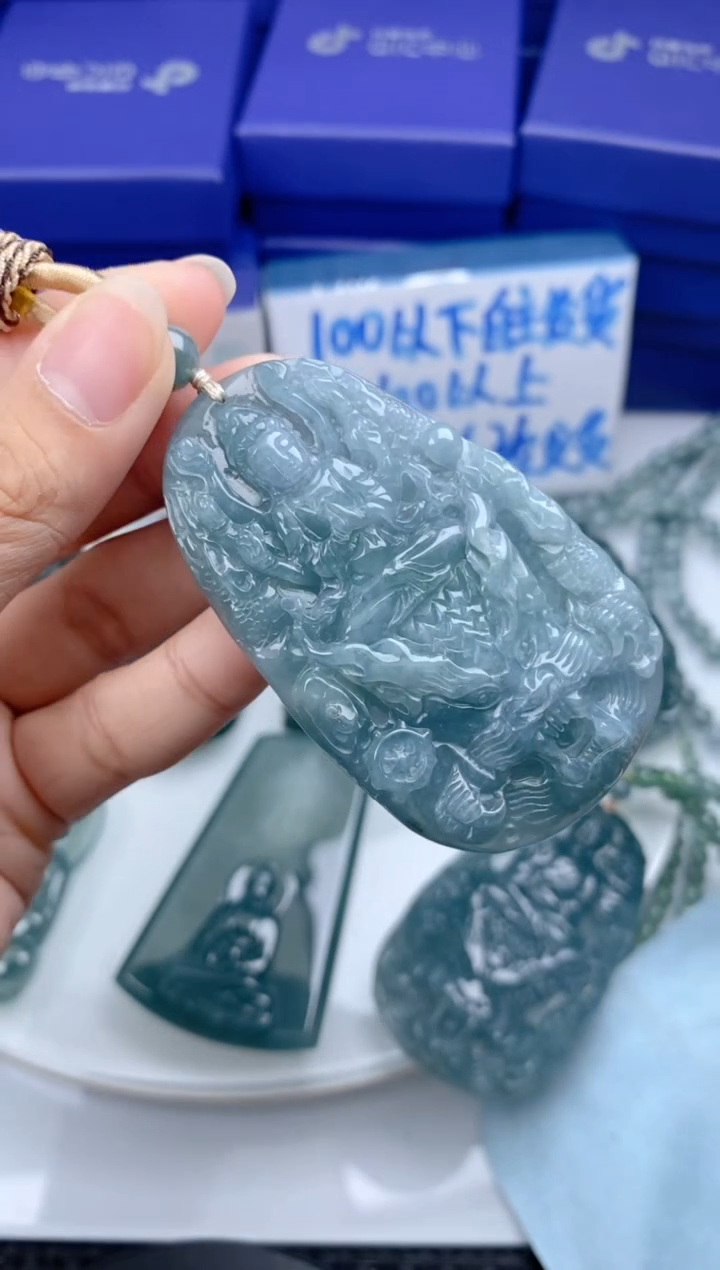 翡翠未镶嵌颈饰 