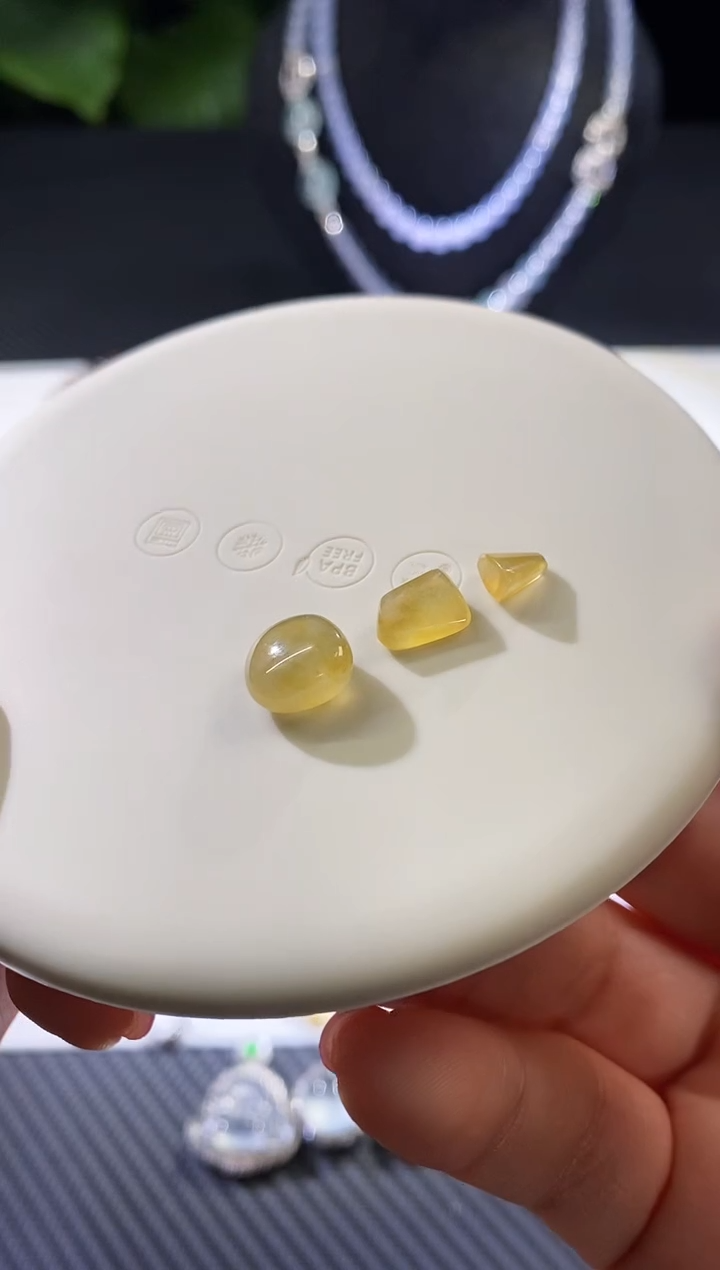 【闪购商品】翡翠挂件未镶嵌一手随形