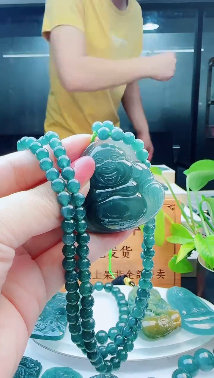 翡翠未镶嵌颈饰多样性发货其中一件