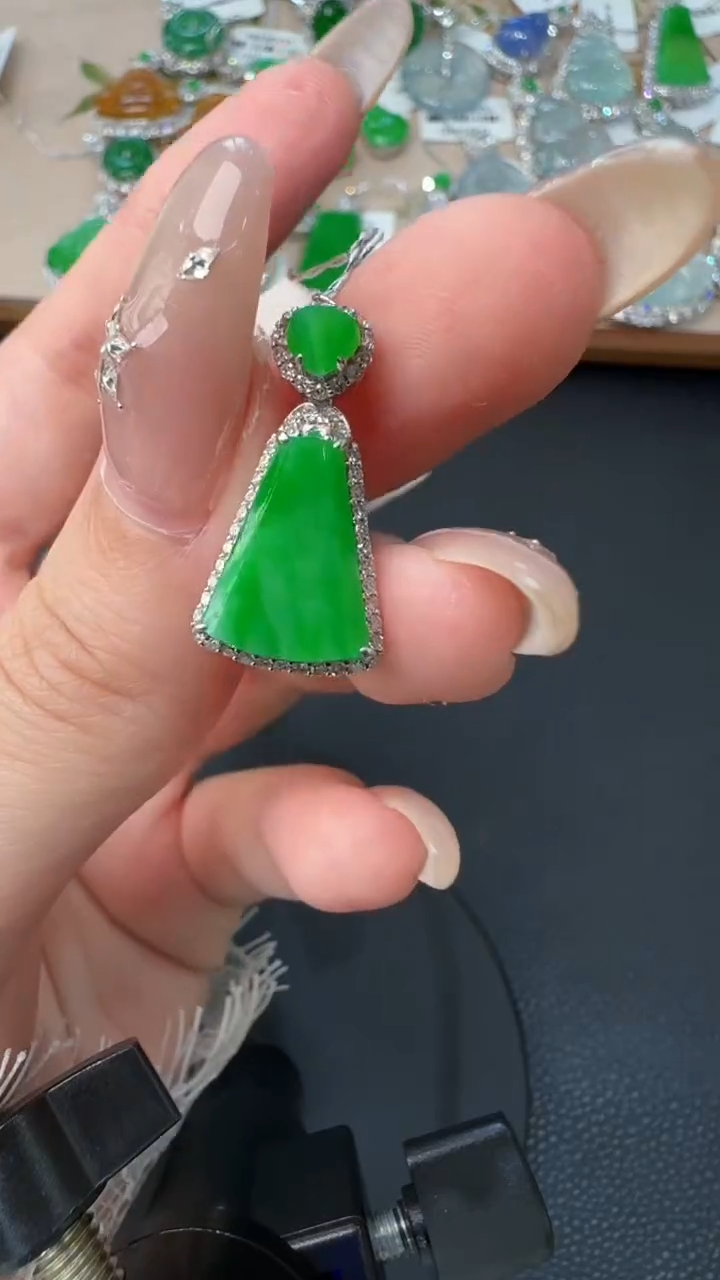 【闪购商品】翡翠吊坠(不含链)18K金镶嵌22