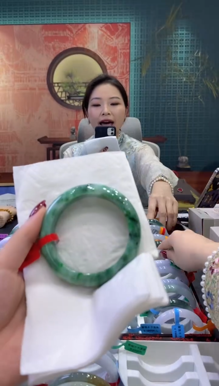 【闪购商品】翡翠手镯未镶嵌多人09883