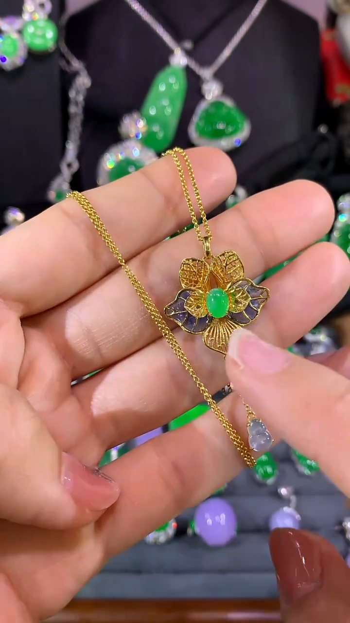 项链18K金镶嵌翡翠锁骨链