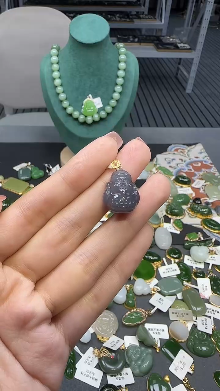 18K金镶嵌和田玉挂件1