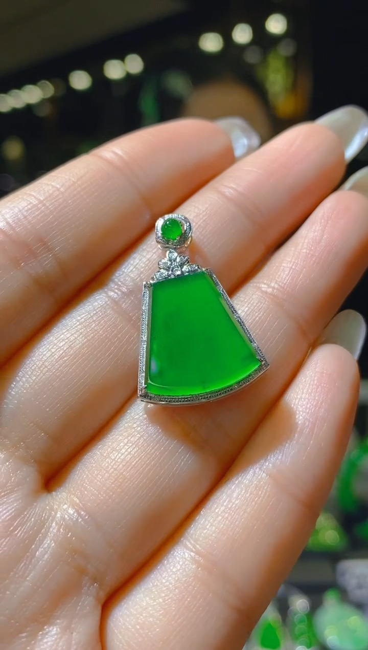 【闪购商品】翡翠吊坠(赠链)18K金镶嵌082   