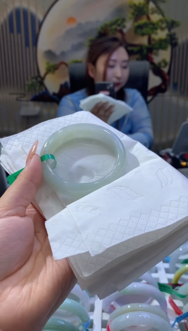 翡翠手镯未镶嵌多人00266