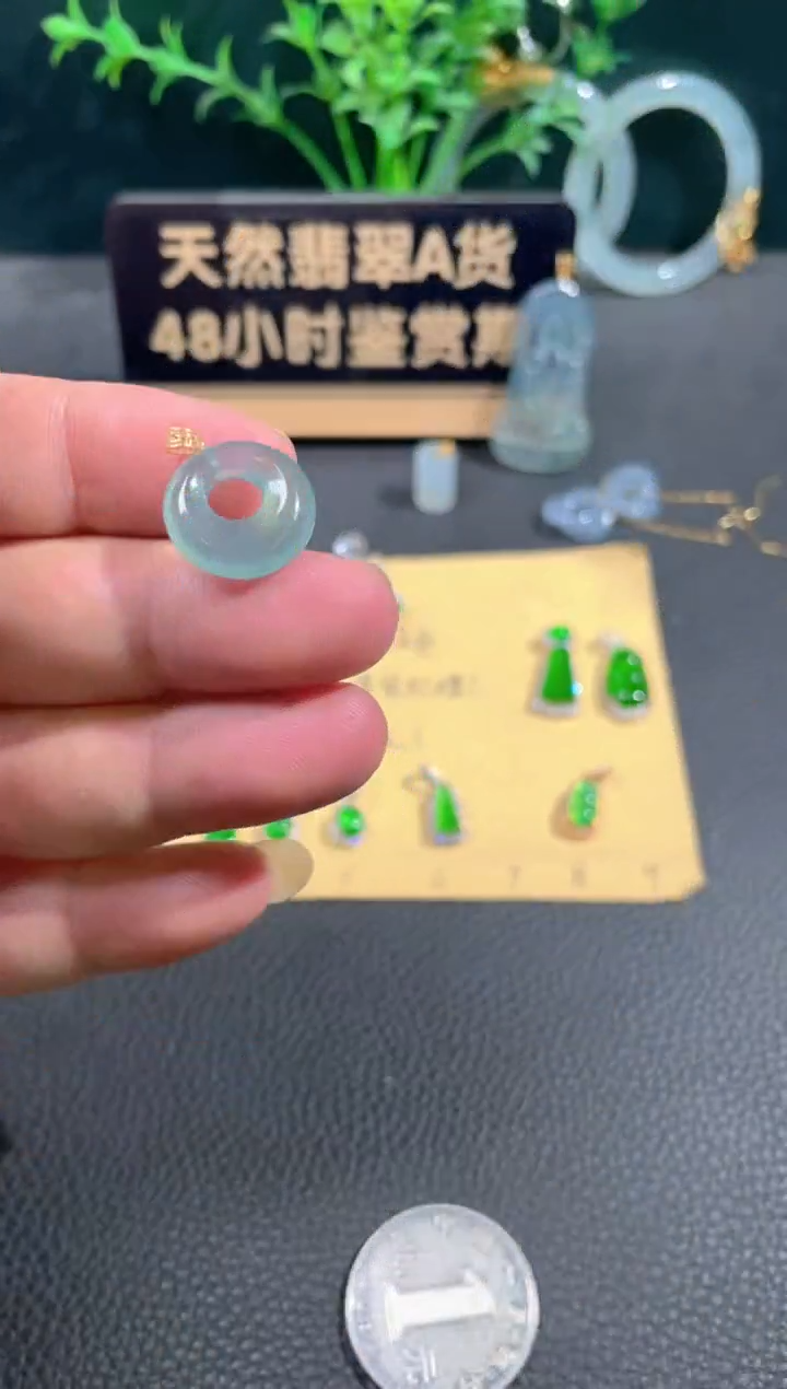 翡翠18K金镶嵌颈饰翡翠