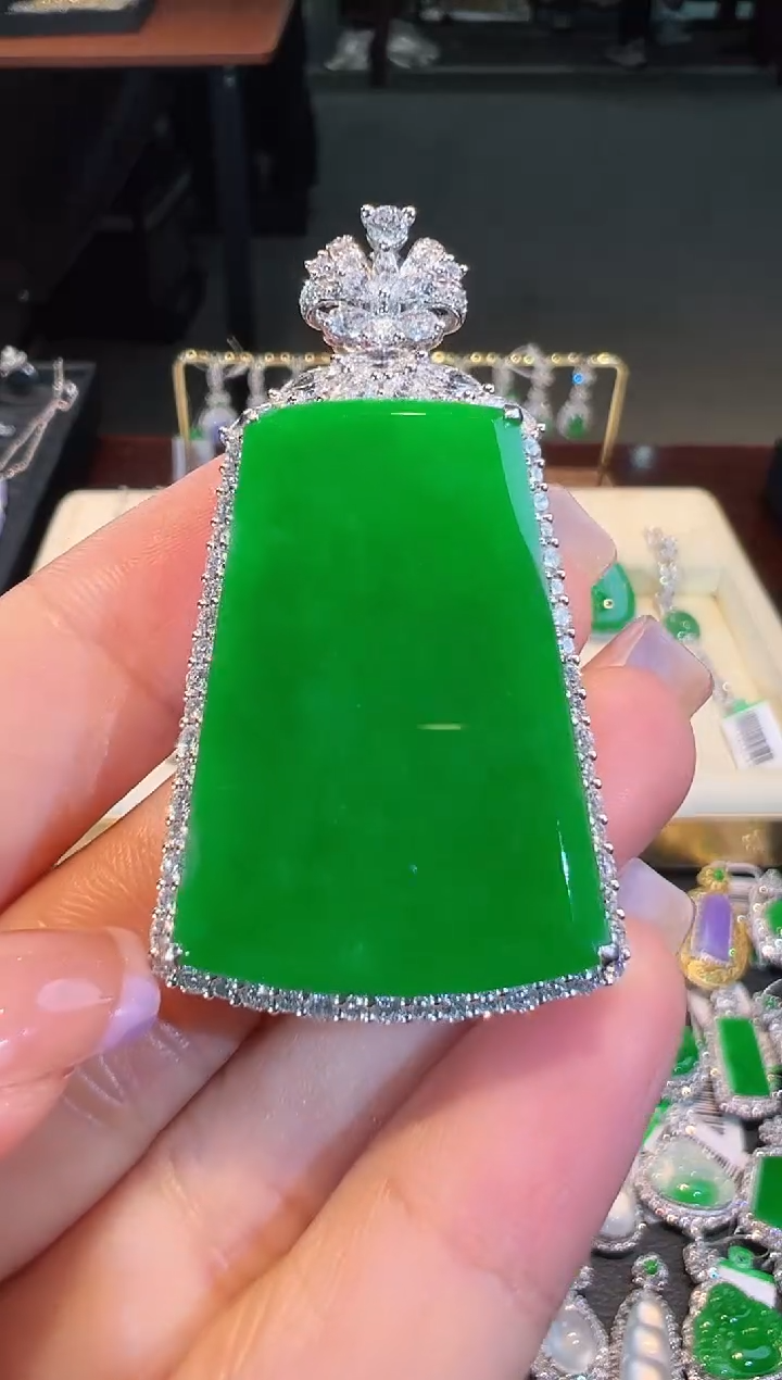 【闪购商品】翡翠吊坠(不含链)18K金镶嵌翡翠