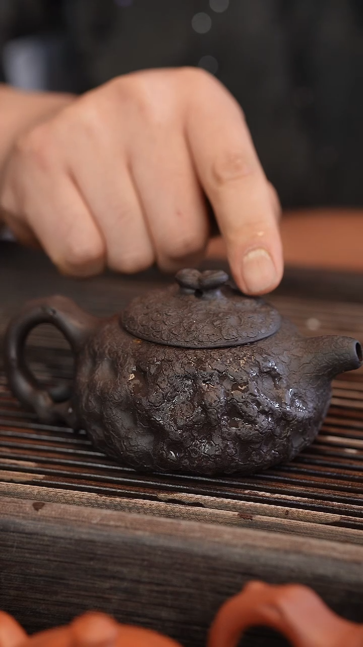 茶壶紫砂供春 黑金砂 180cc